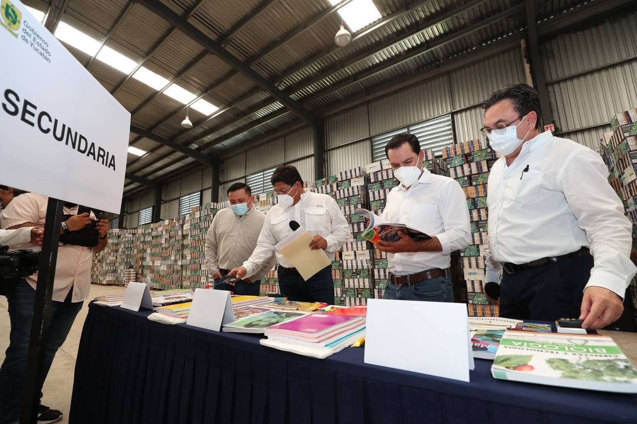 Mauricio Vila entrega paquetes escolares para regreso a clases presenciales