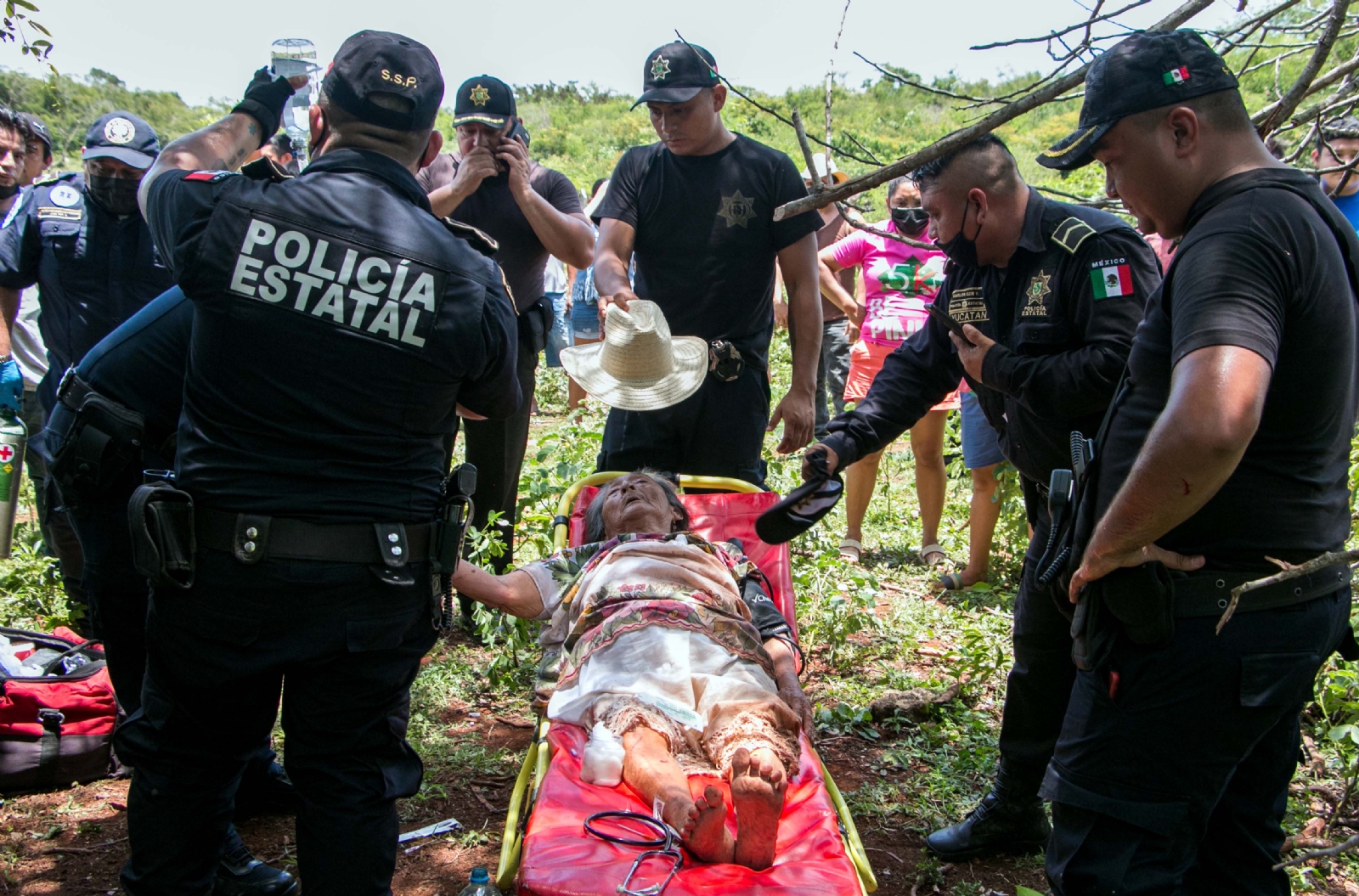 La mujer fue encontrada tirada entre la maleza y fue trasladada a un hospital para su atención