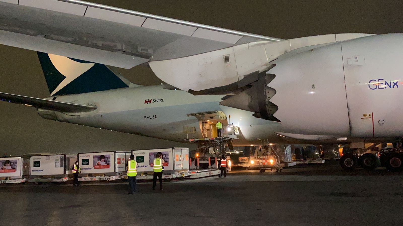 El cargamento llegó a la Terminal 1 del aeropuerto, donde fue recibido por autoridades de la empresa Birmex