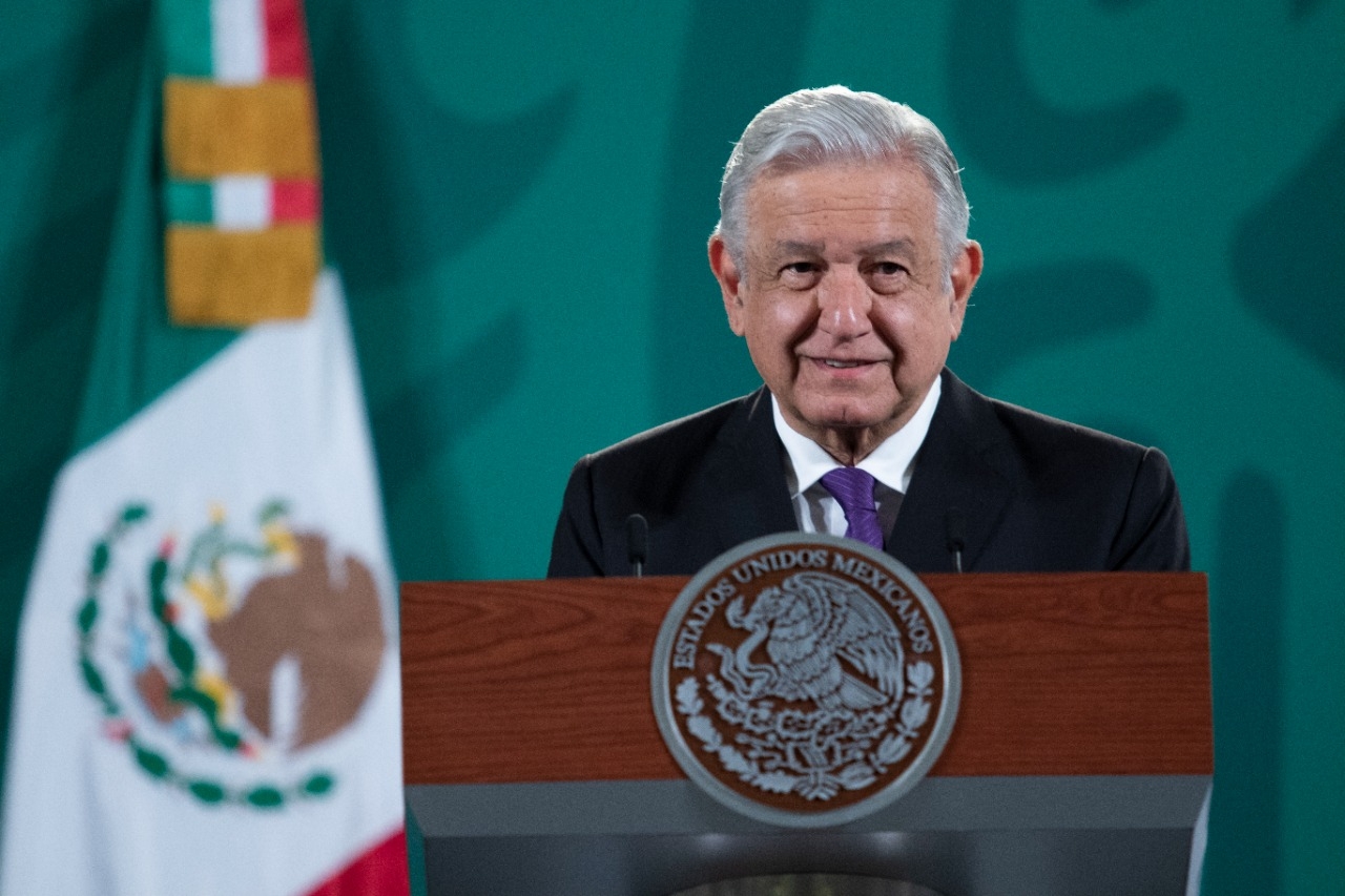 AMLO revela en redes quién es la única persona que puede 'tomarle el pelo'