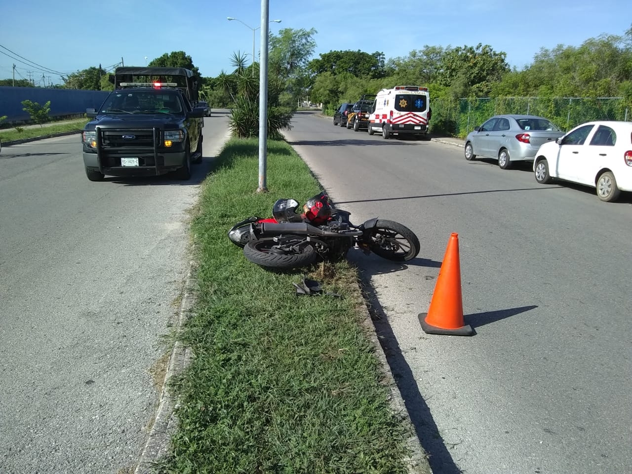 Quienes vieron el accidente dijeron que la patrulla no se detuvo al ver a la motociclista