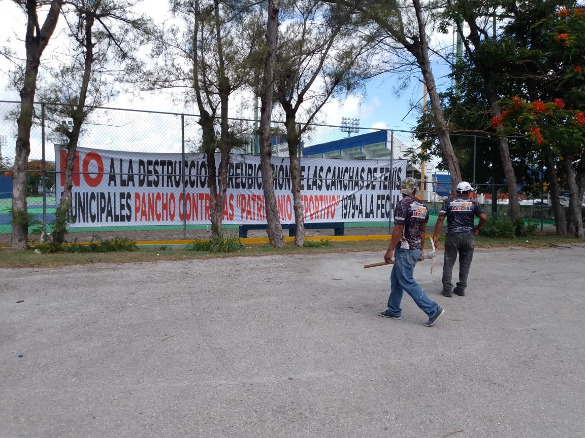 Los ciudadanos bajo el #PorCancun comenzaron a levantar firmas de niños, niñas y adolescentes a un costado de las canchas de tenis