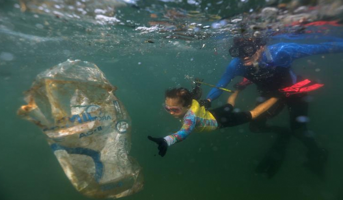 La intención de Nina para recolectar los desechos que hay en el mar es para que los peces y las tortugas no mueran.