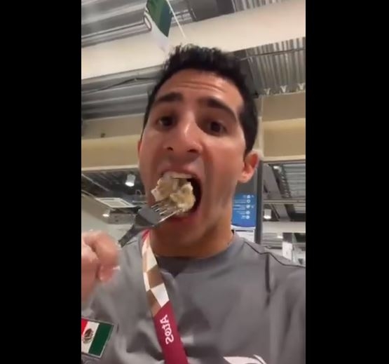 Rommel Pacheco presume el buffet olímpico que disfruta en Tokio 2020: VIDEO