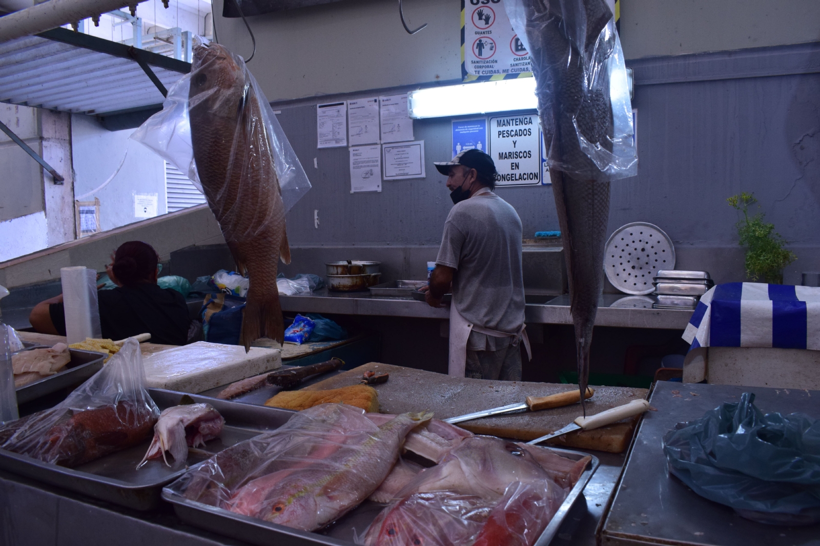 Los comerciantes aseguran que el precio de mariscos  y pescados se sale del presupuesto de las familias