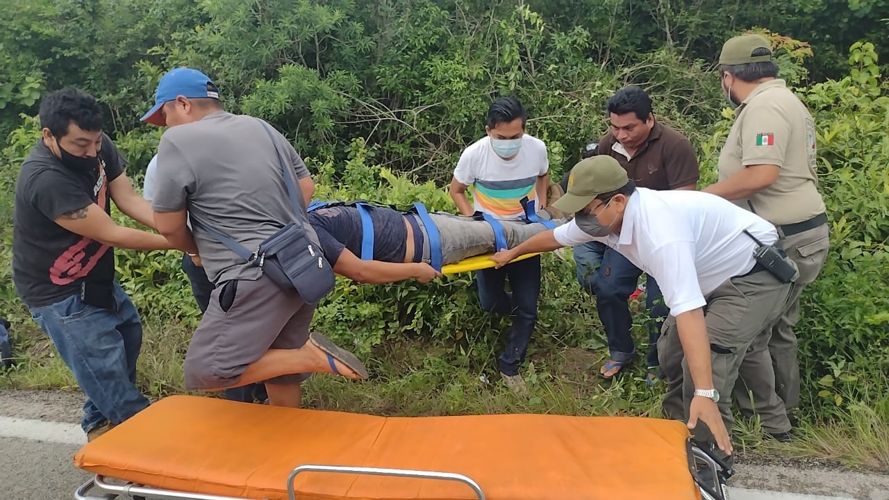 Dos personas resultan lesionadas tras volcadura en la carretera rumbo a Felipe Carrillo Puerto