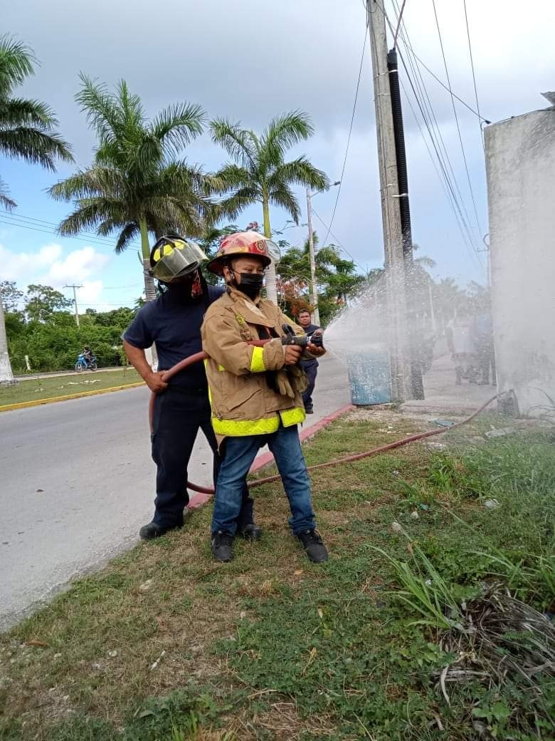 Geyser Santana, joven con una condición especial, cumple su sueño de ser bombero en Cozumel