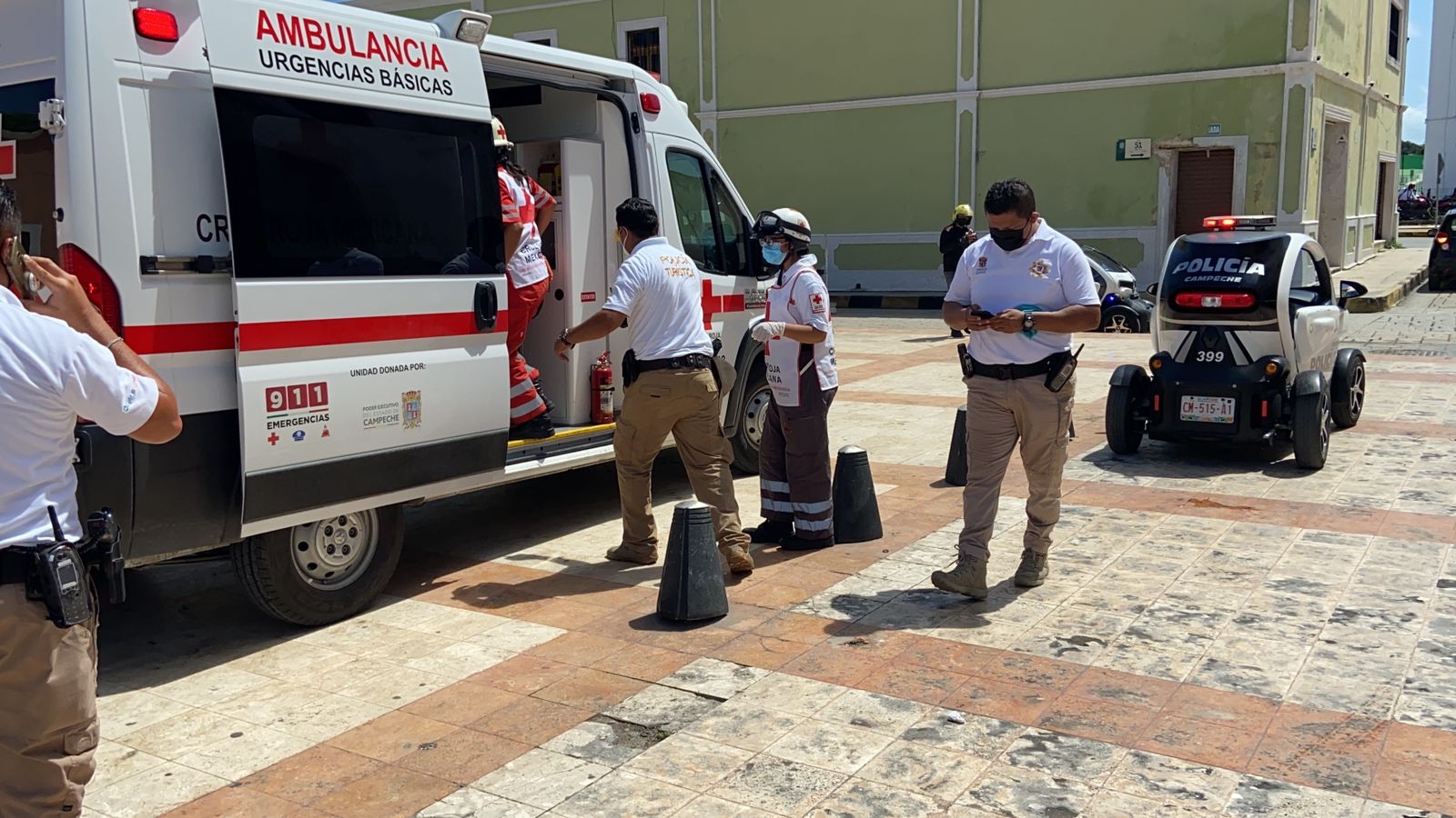 El policía logró ayudar a una persona de la tercera edad que estaba siendo atacada
