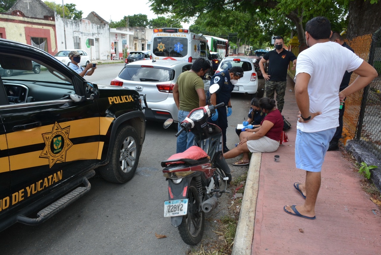 Mujer lesionada en accidente vehicular se niega a ir al hospital en Mérida