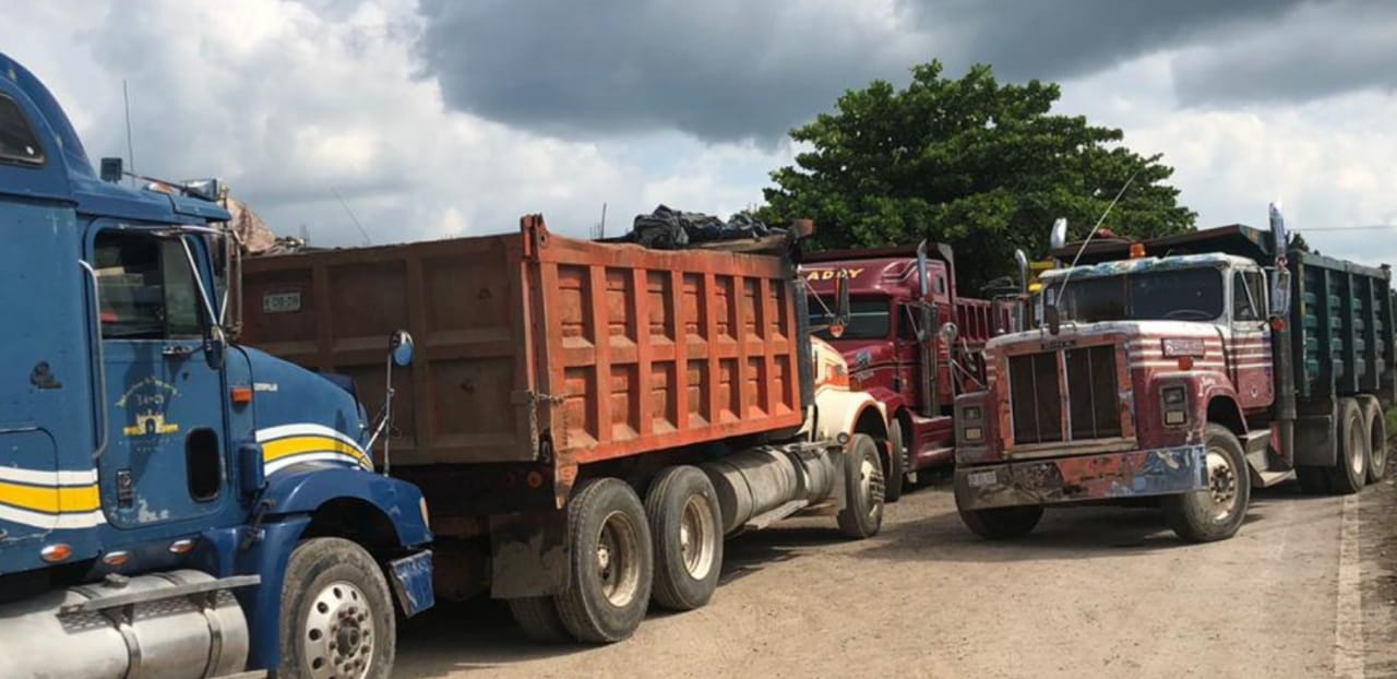 Volqueteros crean bloqueo en carreteras federales de Campeche en protesta por falta de tramos laborales por el Tren Maya