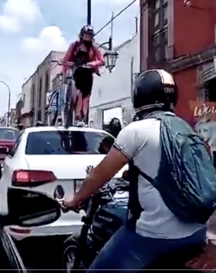 Ciclista pasa por encima de automóvil por no respetar ciclovía en Querétaro: VIDEO