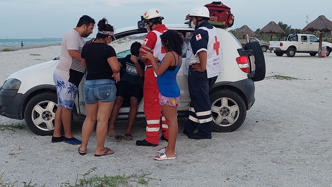 Al lugar llegaron elementos de la Cruz Roja para realizarle los primeros auxilios al joven