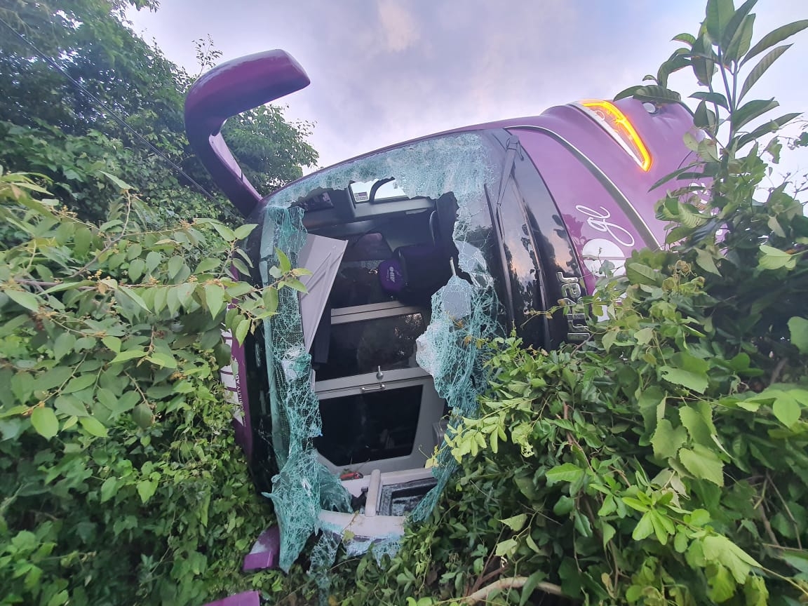 Volcadura de un autobús en Veracruz deja 13 heridos