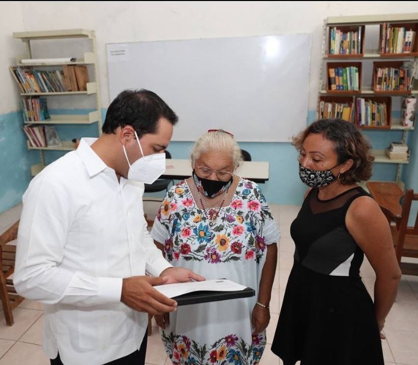El gobernador Mauricio Vila Dosal le entregó su certificado de primaria tras tres años de estudio