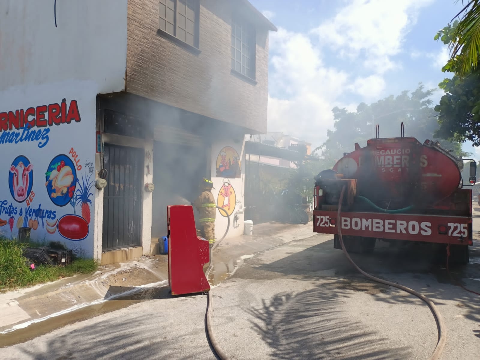 El humo que salía de la carnicería alertó a los vecinos cercanos al lugar en Puerto Aventuras, perteneciente a Solidaridad
