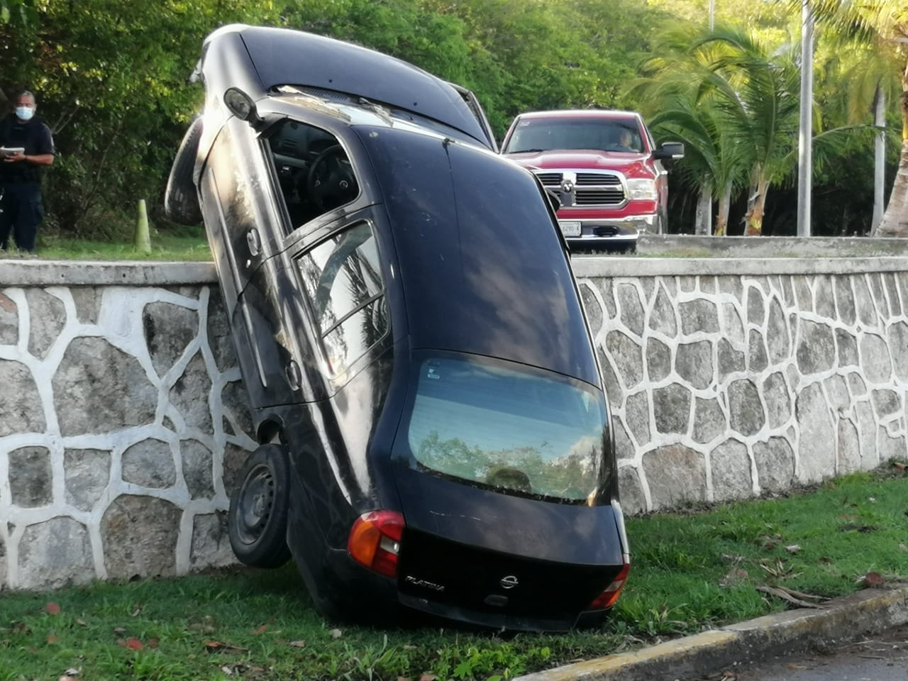 Testigos afirman que el conductor quedó tirado en el suelo unos minutos antes de escapar en el monte