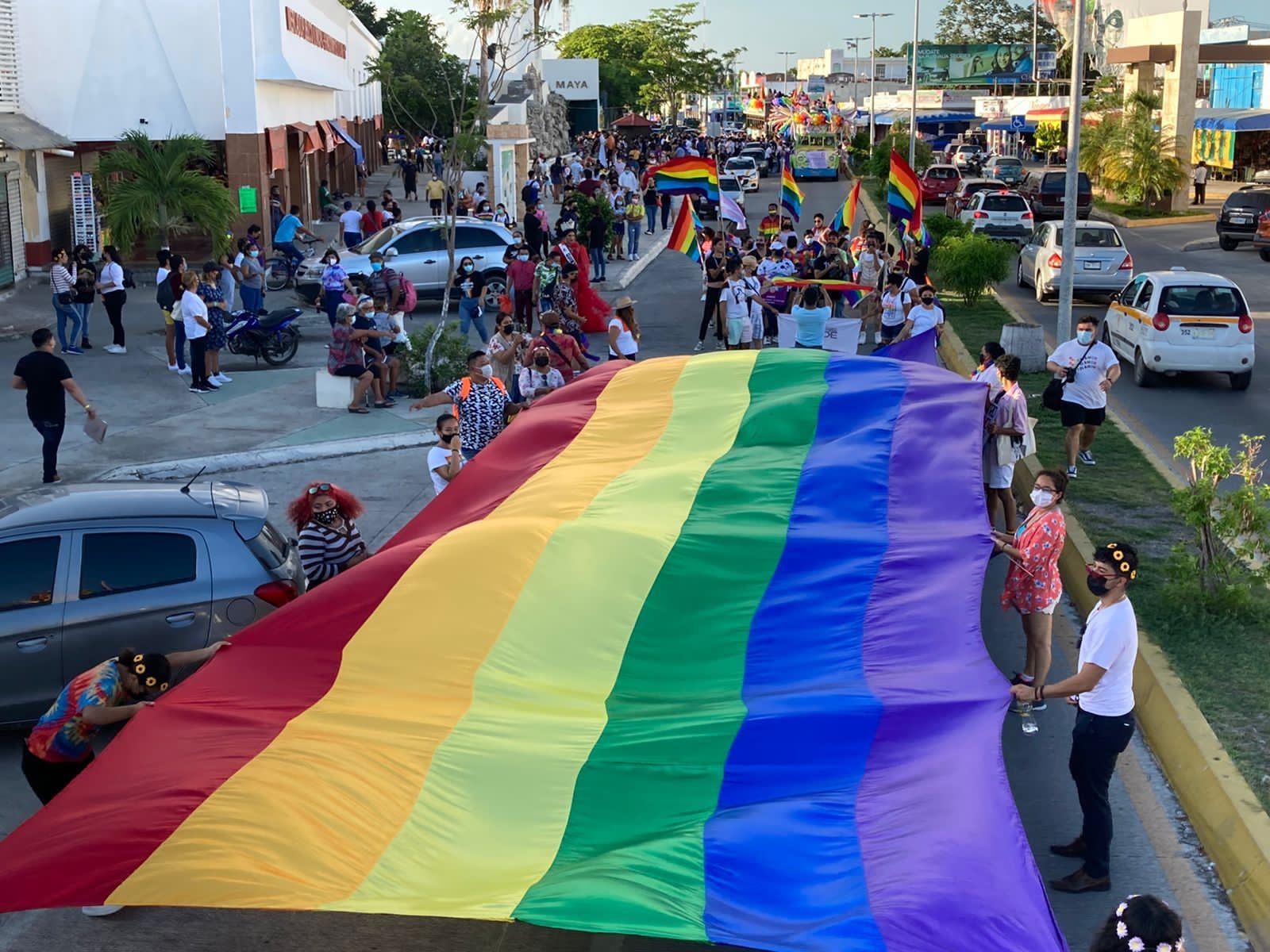 La marcha se da en el marco de las celebraciones del Día Internacional del Orgullo LGBT+