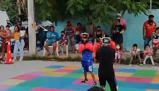 Niños de 12 años pelean en exhibición de kick boxcing para recaudar fondos