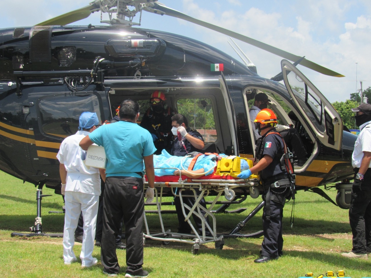 Improvisan pista de aterrizaje para recibir a una niña de Tizimín, Yucatán