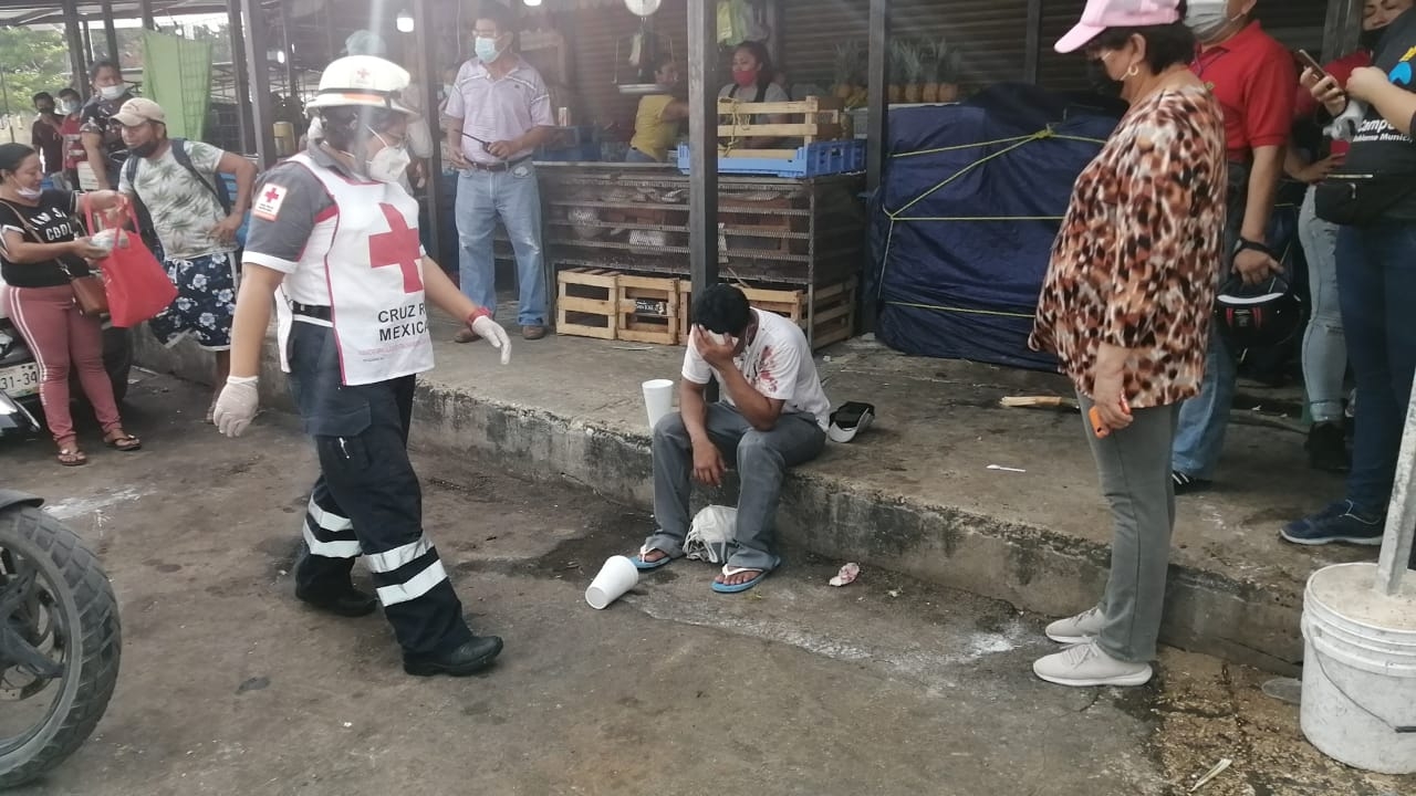 Hombre es acuchillado en asalto en la alameda de Escárcega, Campeche