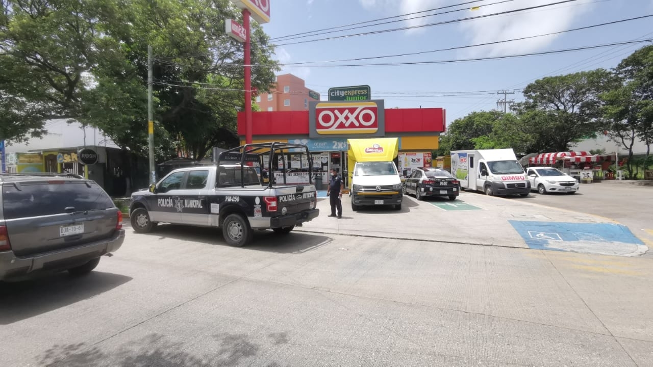 Alarma genera movilización policiaca en un Oxxo en Ciudad del Carmen