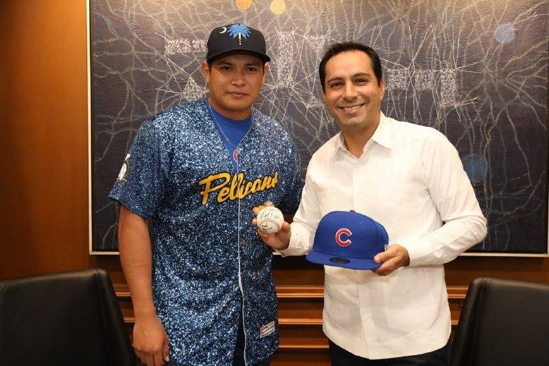 Mauricio Vila felicita al umanense  Manuel Rodríguez por ser el primer yucateco en las Ligas Mayores de Beisbol