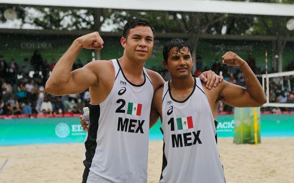 Los jugadores mexicanos de Voleibol de playa Josué Gaxiola y Luis Rubio