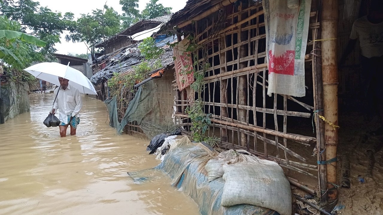 Suman 21 muertos por lluvias torrenciales en Bangladesh