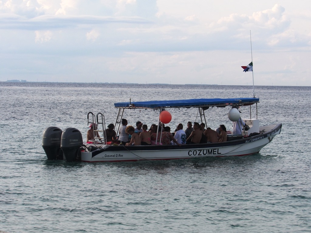 Lancheros de Cozumel exceden aforo en embarcaciones ante nula vigilancia de Semar