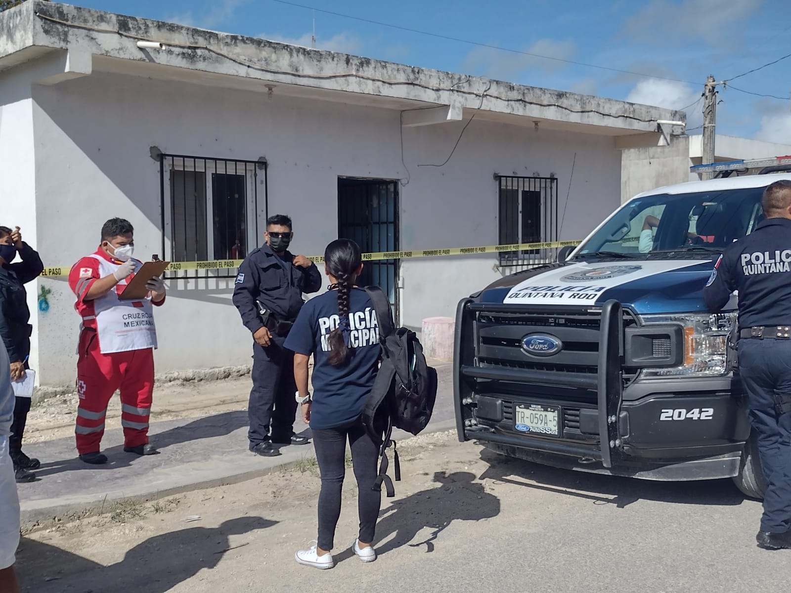 Elementos de la Policía Quintana Roo acordonaron el lugar para las diligencias correspondientes