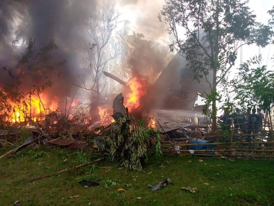 Al menos 45 muertos dejó el accidente de un avión que se estrelló en Filipinas