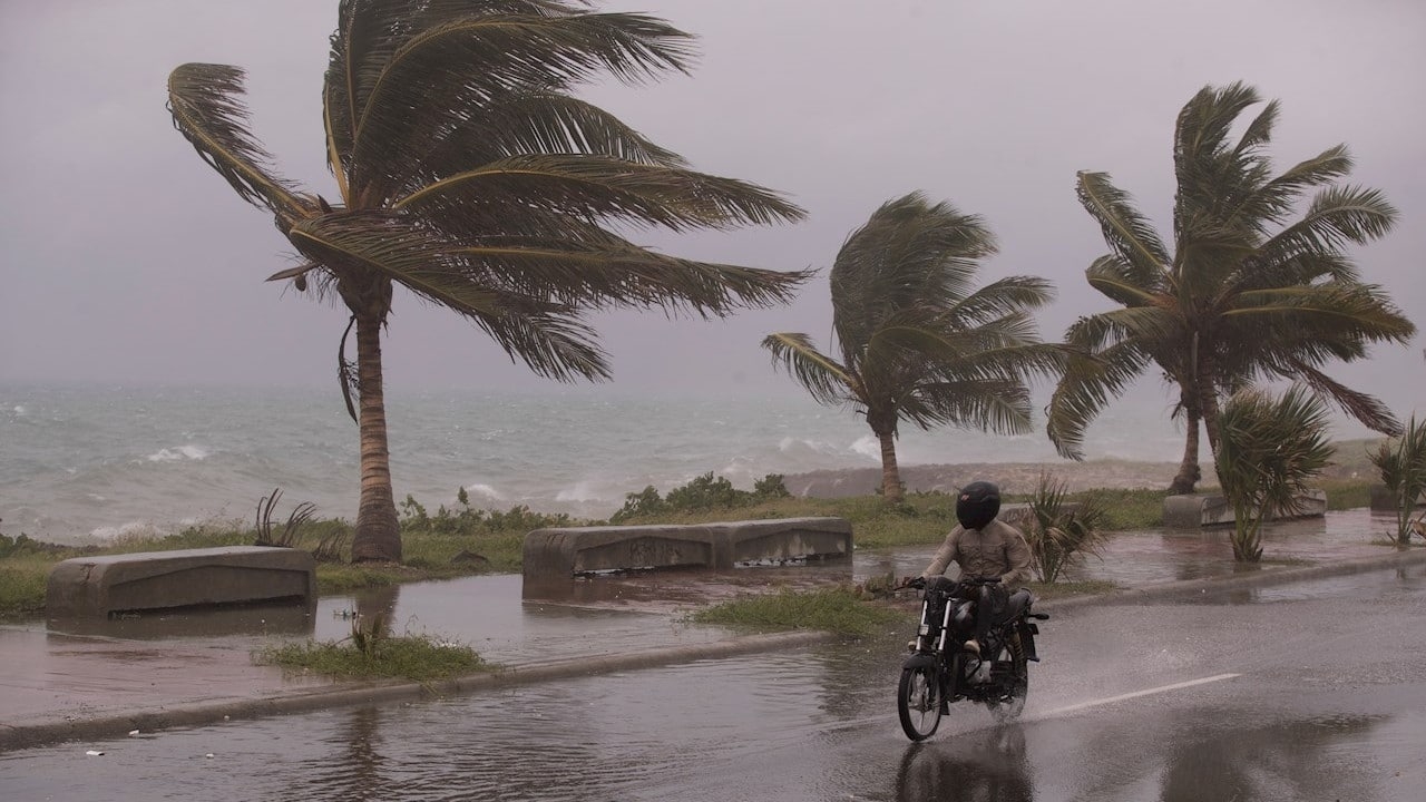 La tormenta hasta el momento ha dejado tres personas muertas luego de que azotara con fuerza en Haití y República Dominicana