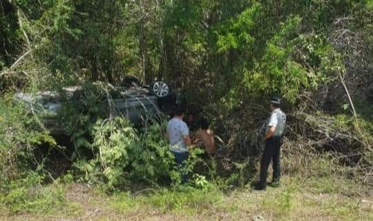 Automóvil se vuelca y deja 3 heridos en la carretera Federal Chetumal- Felipe Carrillo Puerto