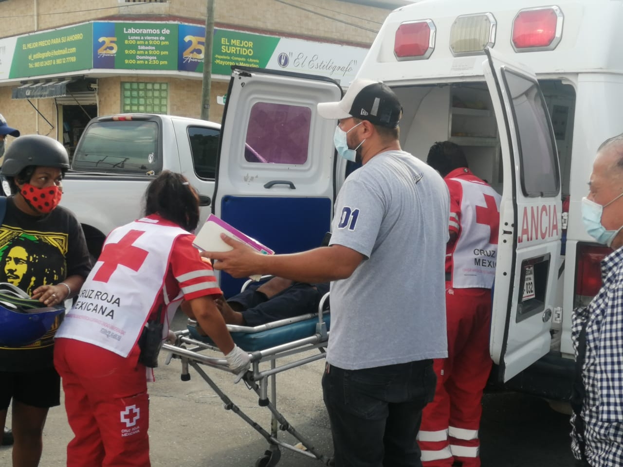 El motociclista cayó al pavimento y quedo tendido debajo de la camioneta