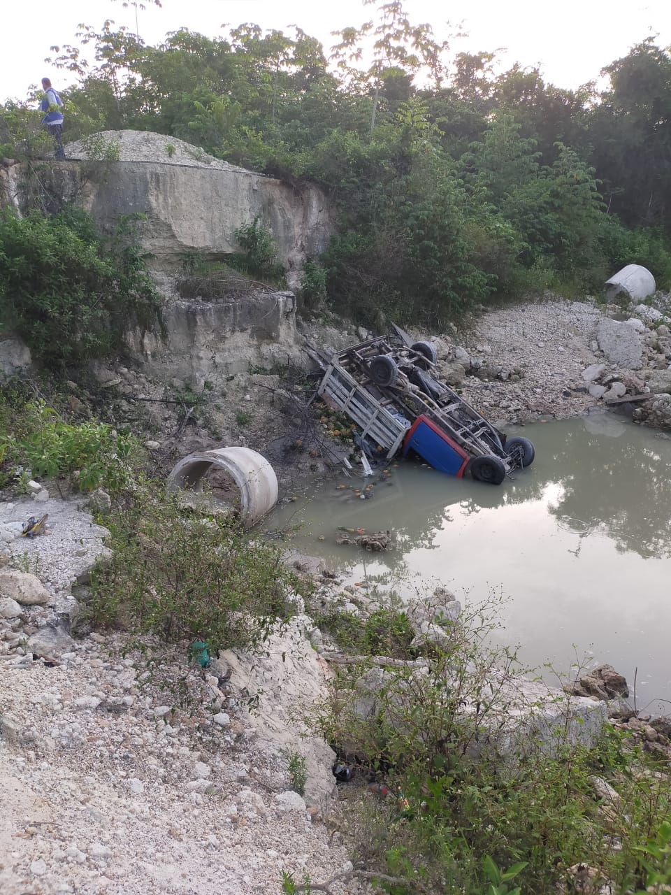 Camioneta cae de un puente en Bacalar, Quintana Roo