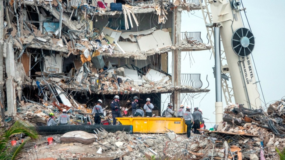 Hallan tres cuerpos más en edificio que colapsó en Miami; suman 27 muertos