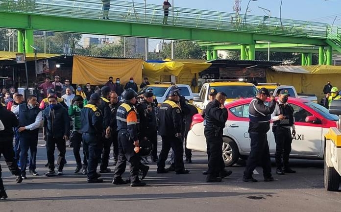 Taxistas se enfrentan contra policías de la SSC en CDMX
