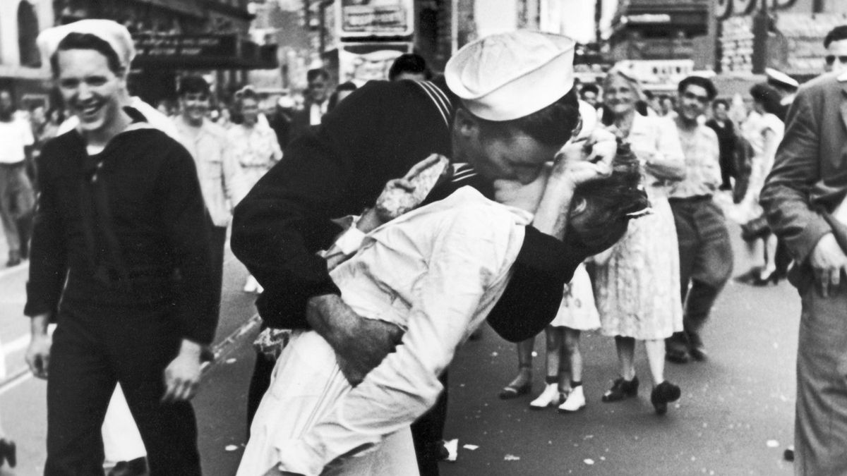 El mítico beso de un marinero a una enfermera en Times Square el día que se anunció el fin de la Segunda Guerra Mundial. Foto: Especial