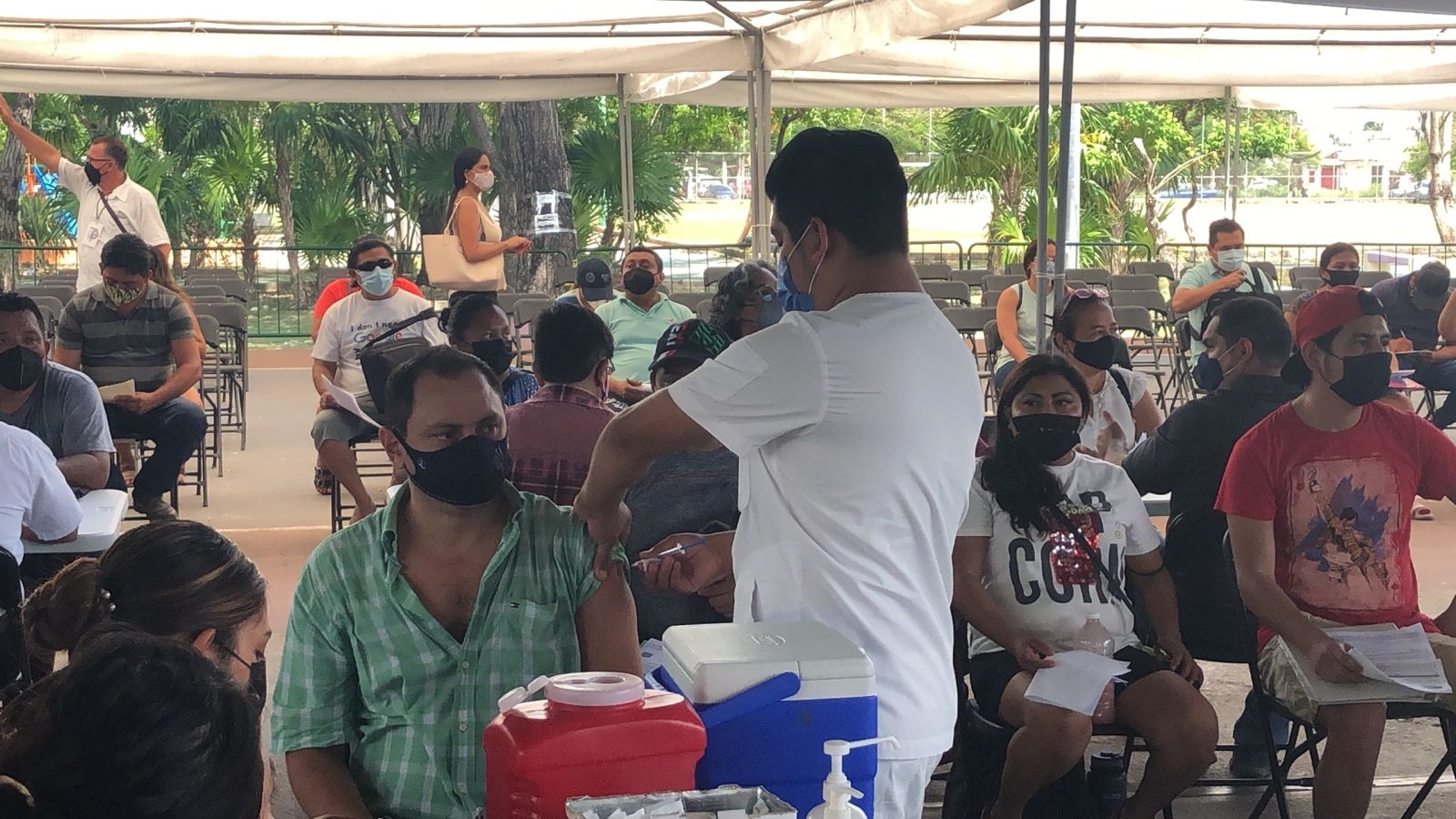 En los módulos de vacunación para personas de 30 a 39 años en Cancún, los habitantes esperaron su turno para ser inmunizados