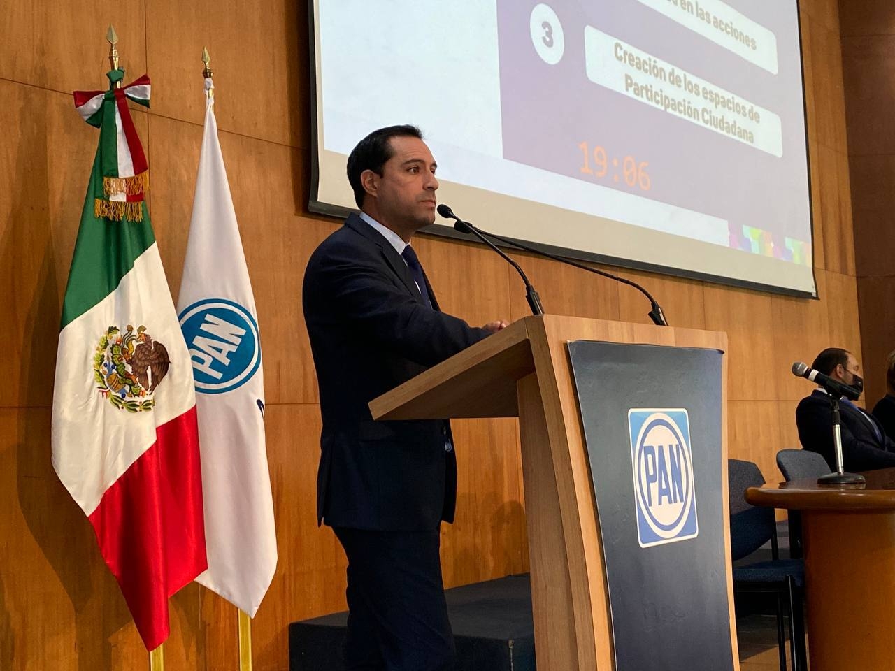 Mauricio Vila comparte su experiencia como gobernador en reunión de alcaldes del PAN