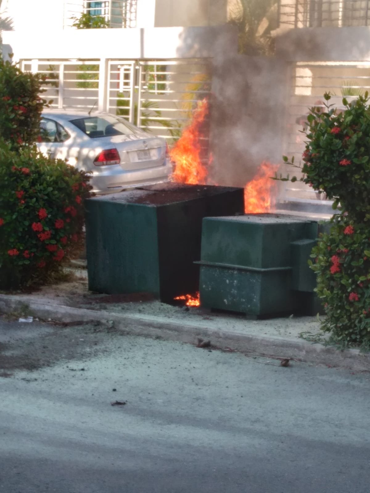 Incendio de transformadores deja sin energía eléctrica a 133 familias en Cancún