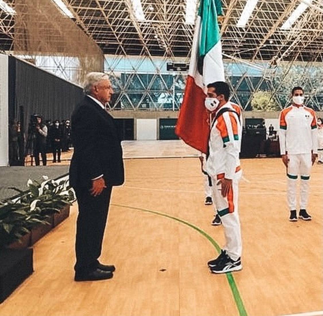 Rommel Pacheco recibe la bandera de México de manos de AMLO para ser el abanderado de en Tokio 2020