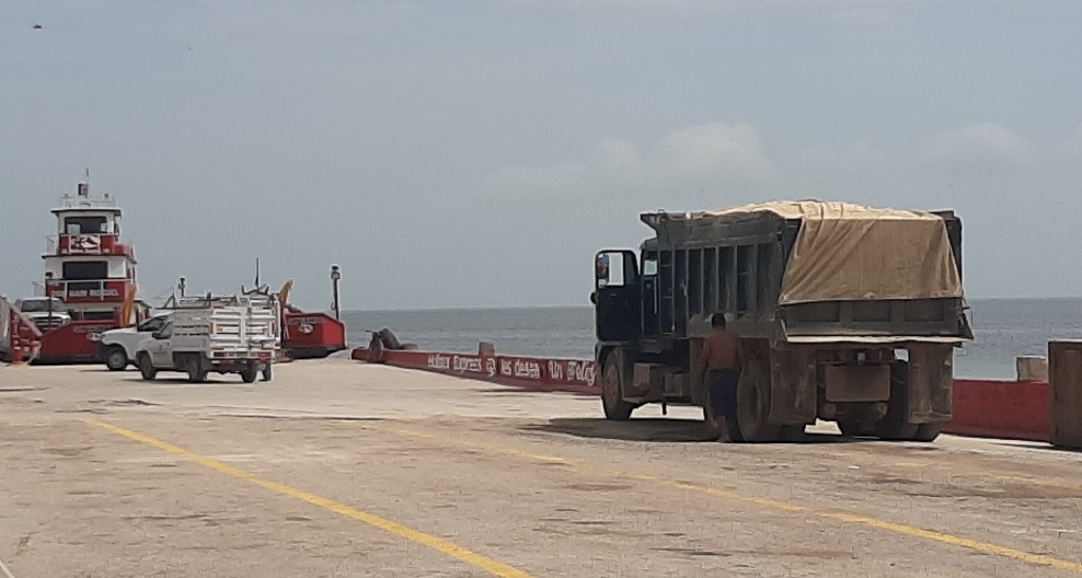 Sacan basura de Holbox en volquetes tras contaminación de la isla