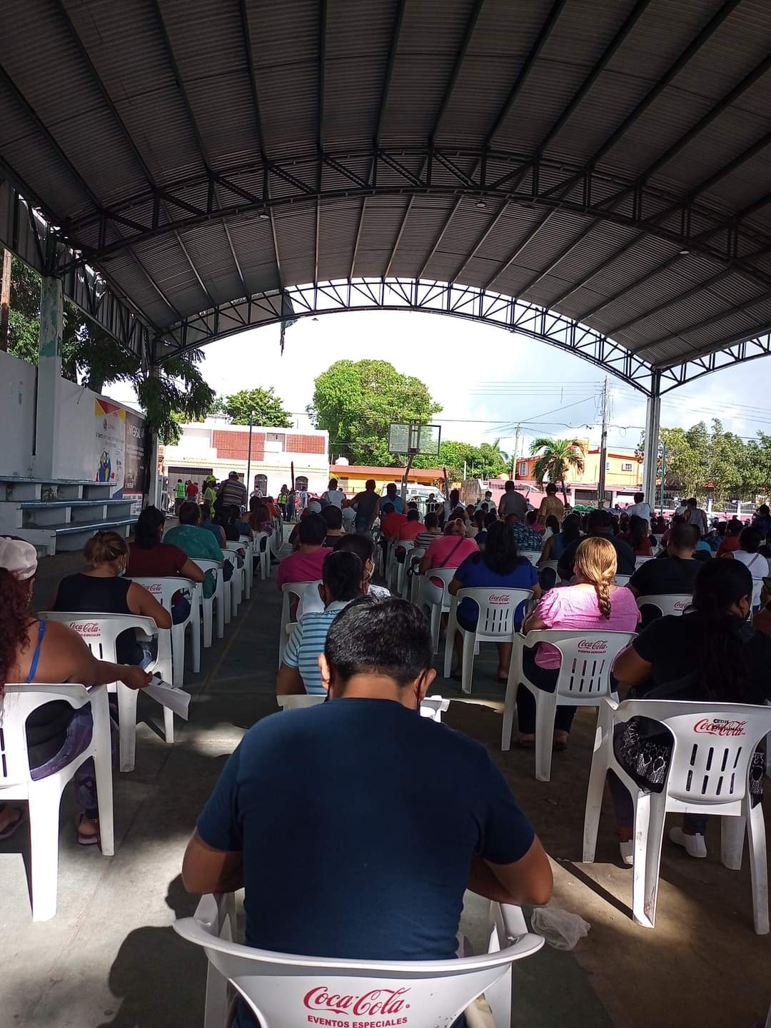 'Treintones' salen a vacunarse contra COVID-19 en Chetumal