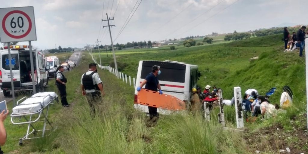 Elementos de Protección Civil de Jocotitlán y policías locales, comenzaron las tareas de rescate de los 40 pasajeros

