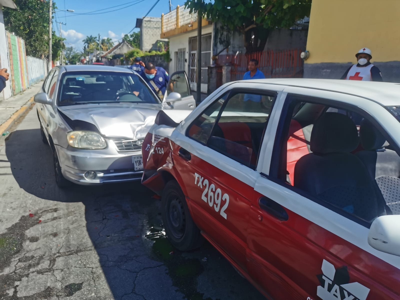 Vehículo foráneo causa carambola que termina con dos personas lesionadas