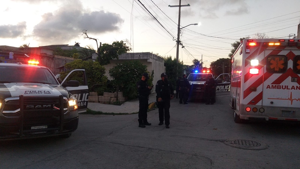 Paramédicos y elementos de la Policía Quintana Roo llegaron al lugar de los hechos, para atender a la herida y trasladarla al Hospital General de Cancún