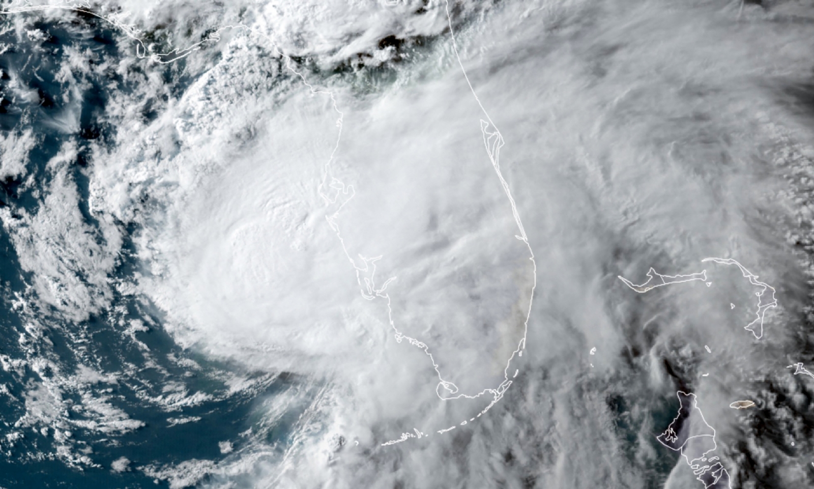 El huracán se mueve hacia el norte a cerca de 16 km por hora y ahora está a unos 165 km al sur-suroeste de Tampa