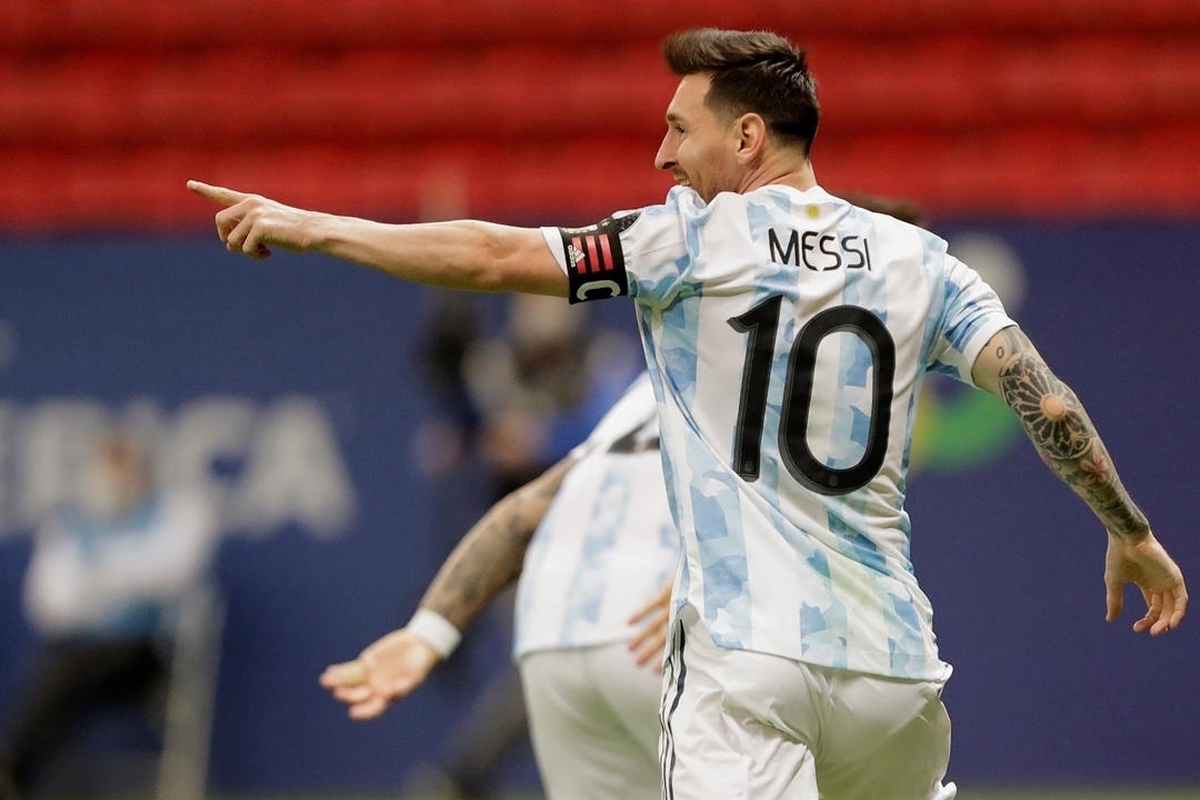 Debido a la descarga de patas en contra del número 10 de Argentina, Messi terminó con el tobillo ensangrentado