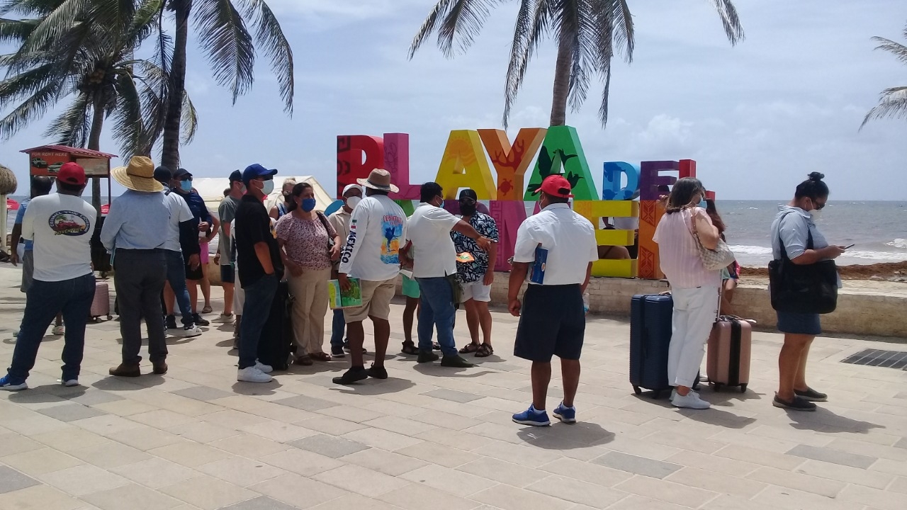 Turistas llegan con la ilusión de encontrar aguas cristalinas, pero en caso contrario solo ven sargazo en el mar